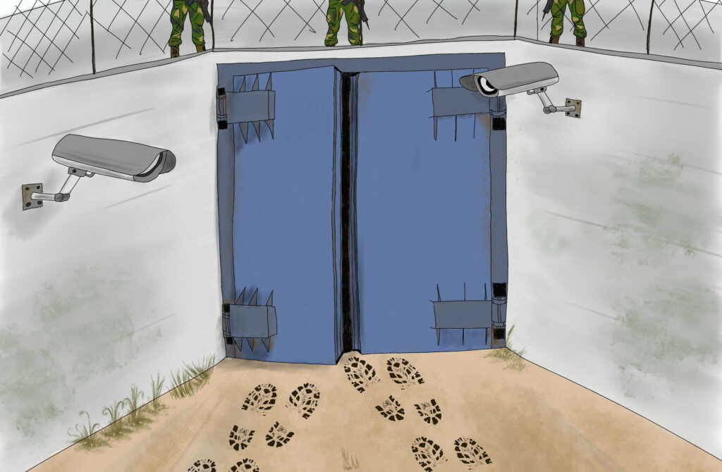 Dibujo de una entrada a una base militar de muerta azul, paredes de hormigón, cámaras de vigilancia y las huella de unas botas marcadas en el camino de tierra que termina en la puerta.